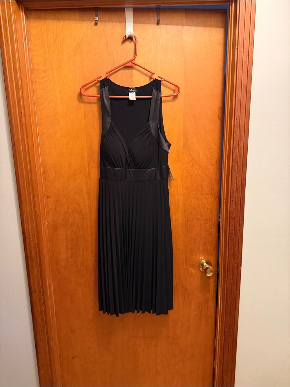 Taboo Black Sleeveless Pleated Midi Dress